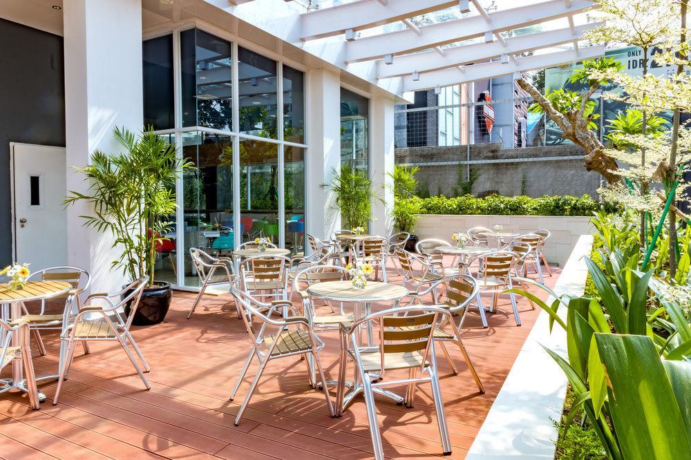 Deka Hotel Surabaya Hr Muhammad Extérieur photo