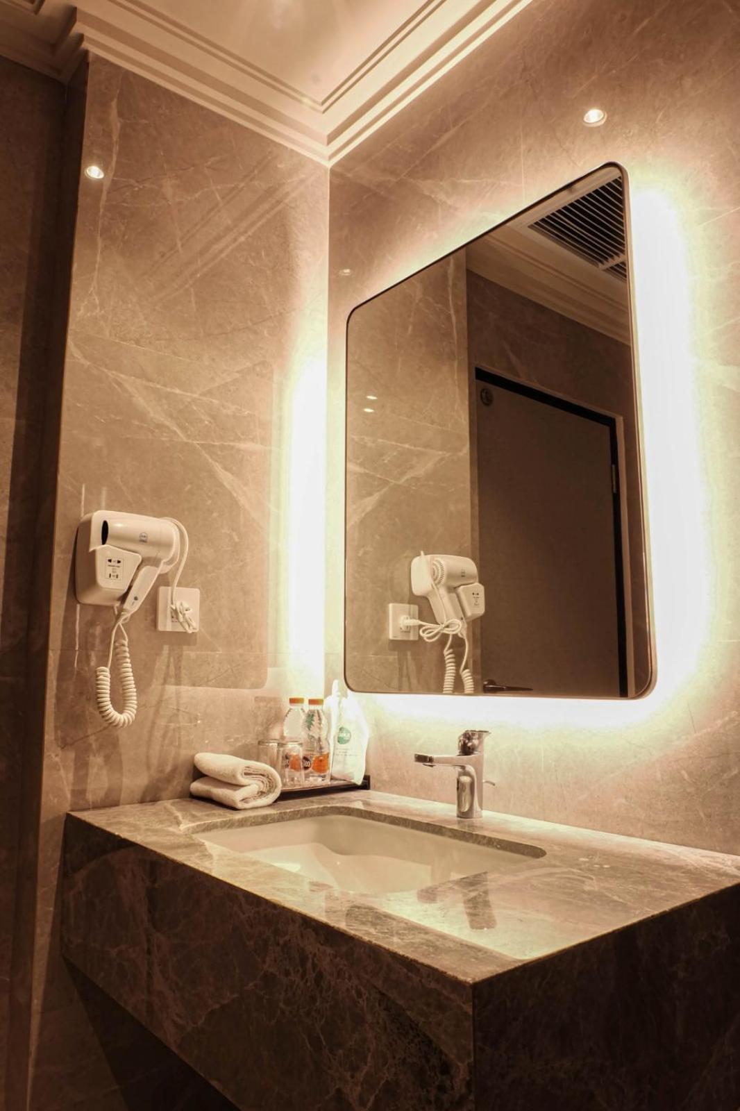 Deka Hotel Surabaya Hr Muhammad Chambre photo