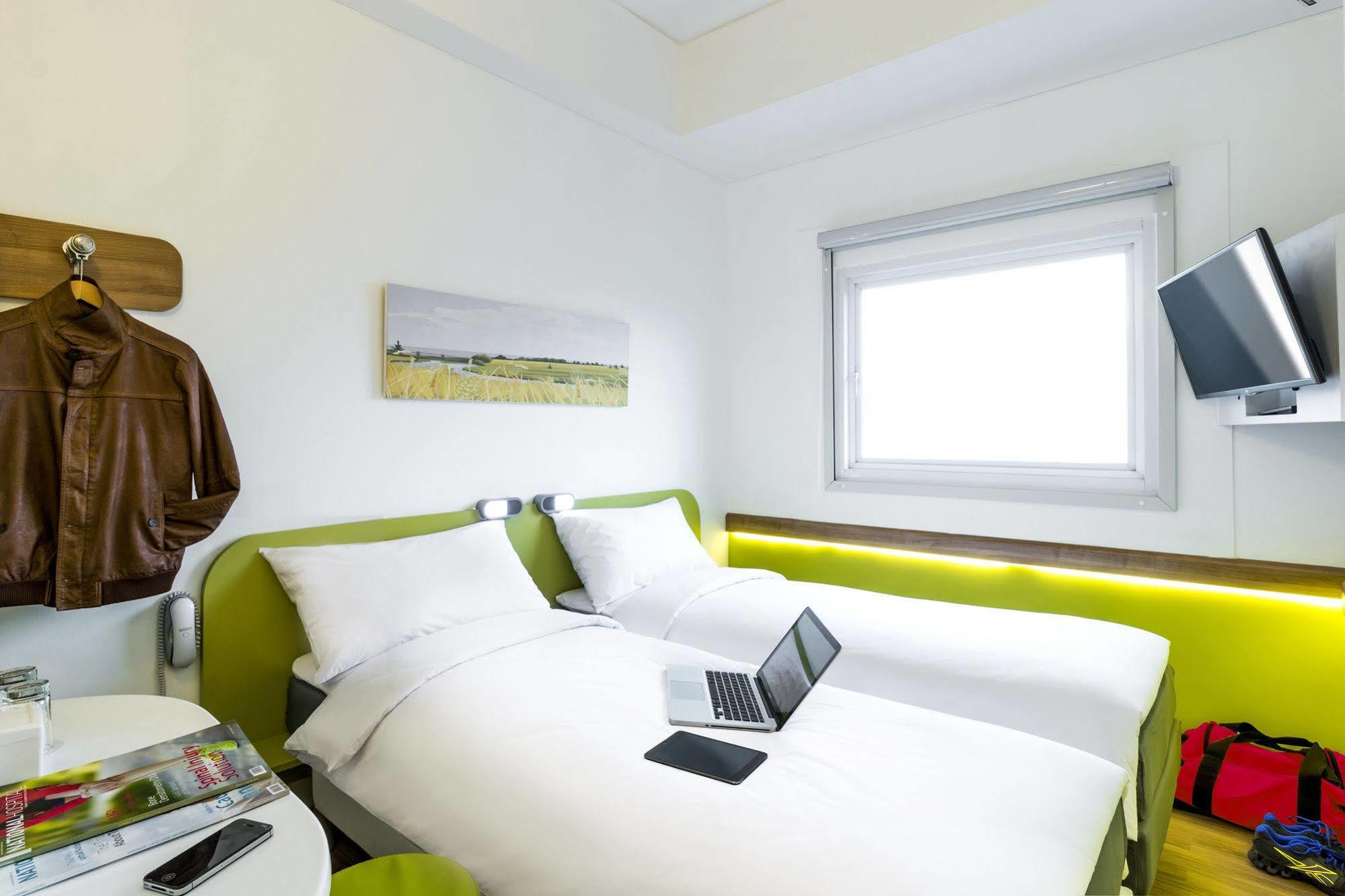 Deka Hotel Surabaya Hr Muhammad Extérieur photo