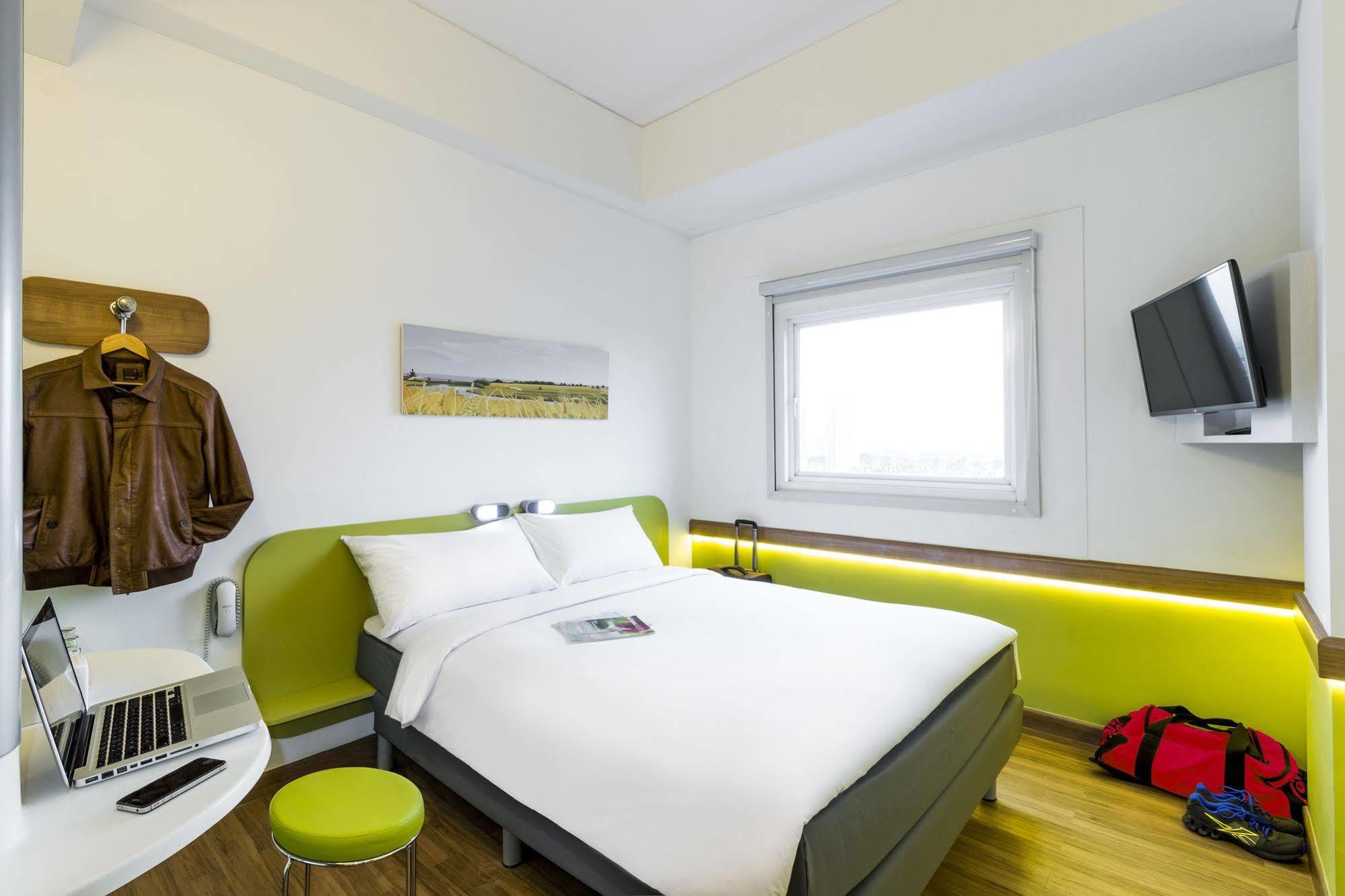 Deka Hotel Surabaya Hr Muhammad Extérieur photo