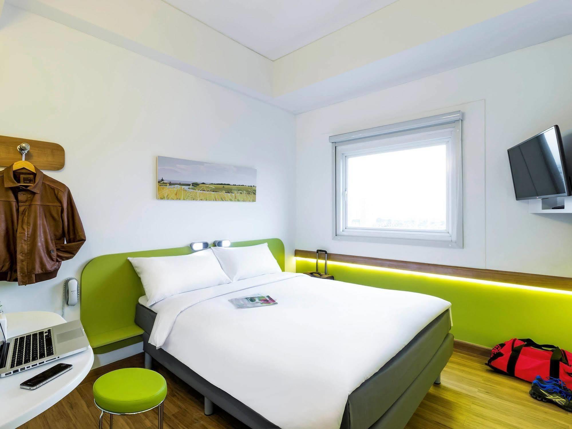 Deka Hotel Surabaya Hr Muhammad Extérieur photo